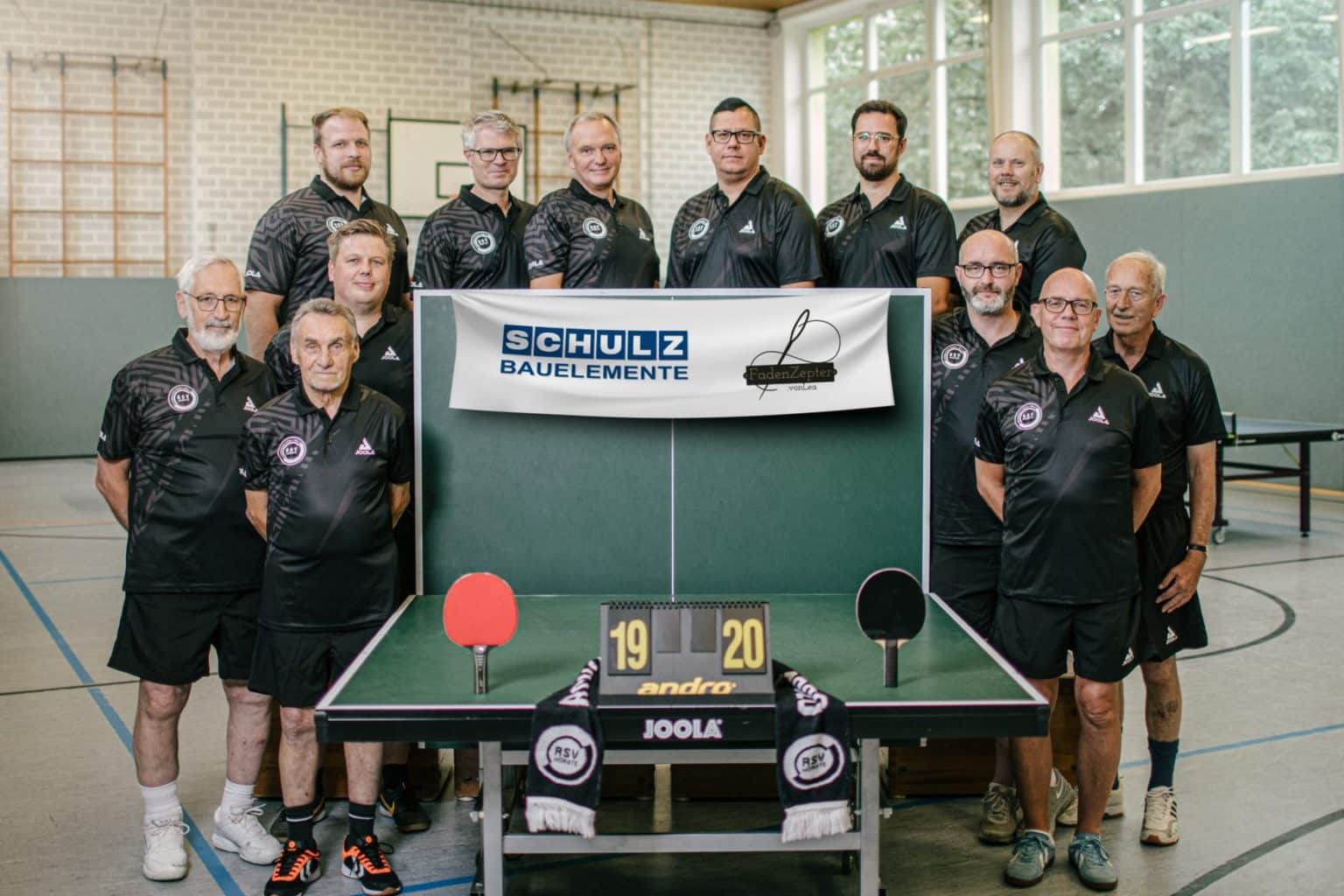 Tischtennisabteilung in den neuen Trikots