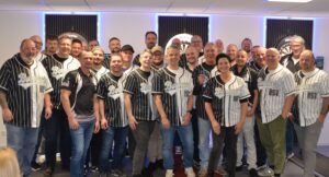Gruppenfoto der Dartabteilung 2025 im Hörster Bouncer Trickot